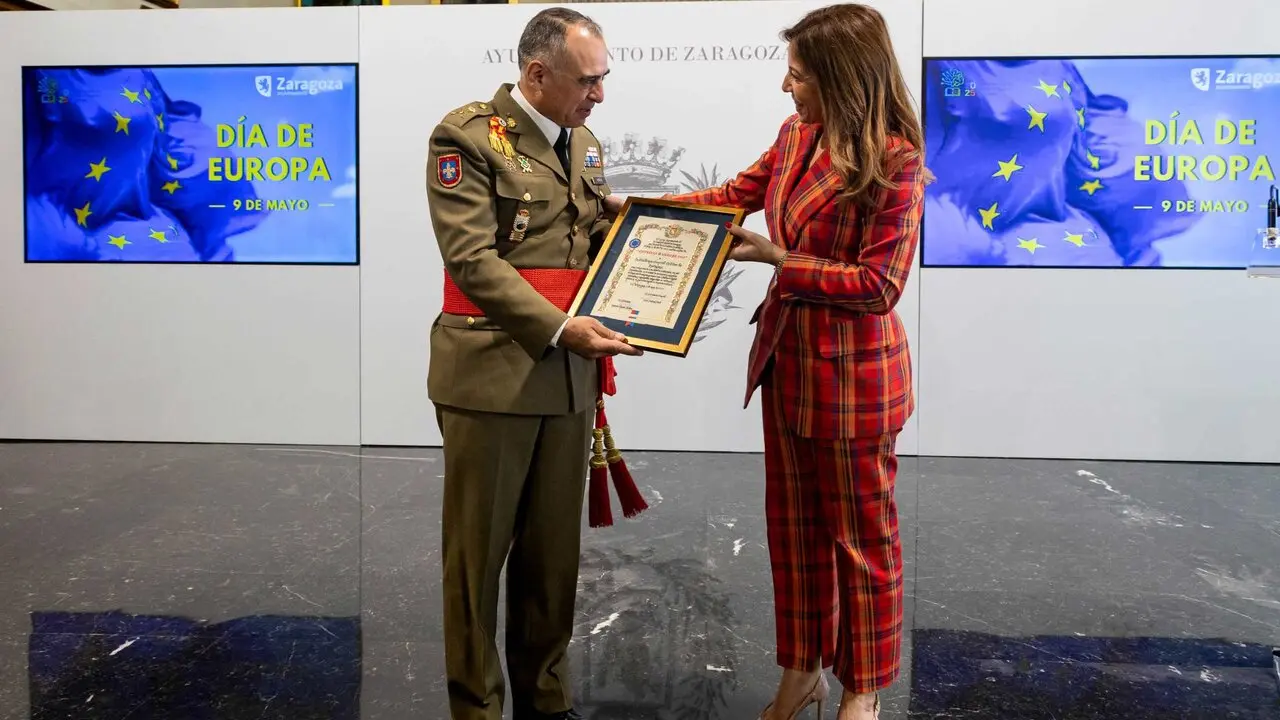 La alcaldesa de Zaragoza, Natalia Chueca, entrega el premio Estrella de Europa a la Academia General Militar