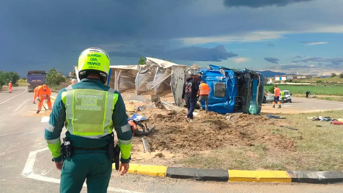 Un hombre de 65 a&ntilde;os y vecino de Bin&eacute;far ha resultado herido de gravedad cuando el cami&oacute;n que conduc&iacute;a se ha salido de la v&iacute;a a la altura de Huerto.