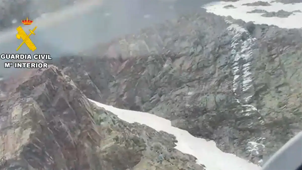 Un hombre ha perdido la vida en valle de Gista&iacute;n, en Huesca, tras caer por una ladera de nieve y rocas de 300 metros.