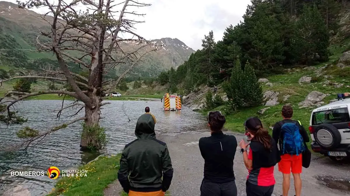 Hasta treinta personas han sido evacuadas por el Greim de la Guardia Civil y los Bomberos de la DPH en la zona de Besurta tras quedar inundada.