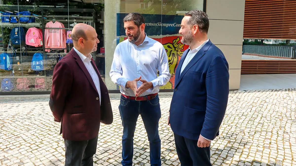 Mor&oacute;n, Nolasco y Arranz junto a las oficinas del club. Foto: Vox