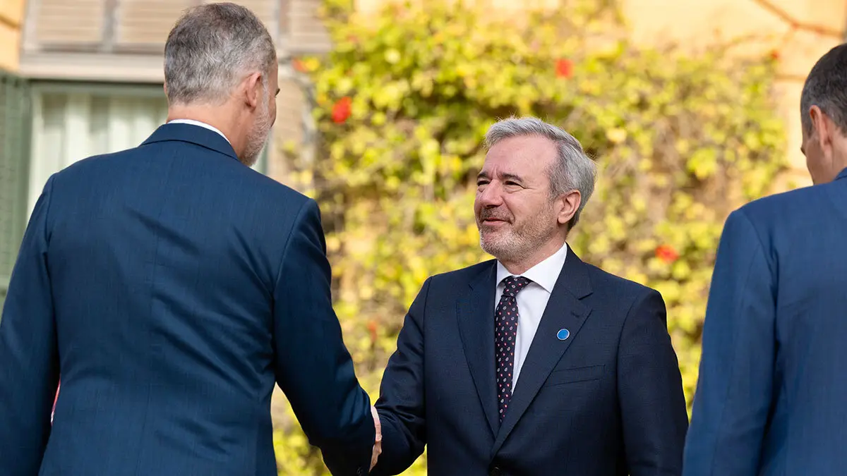 Azc&oacute;n en la ronda de saludos con el Rey y S&aacute;nchez. Foto: Fabi&aacute;n Sim&oacute;n (DGA)