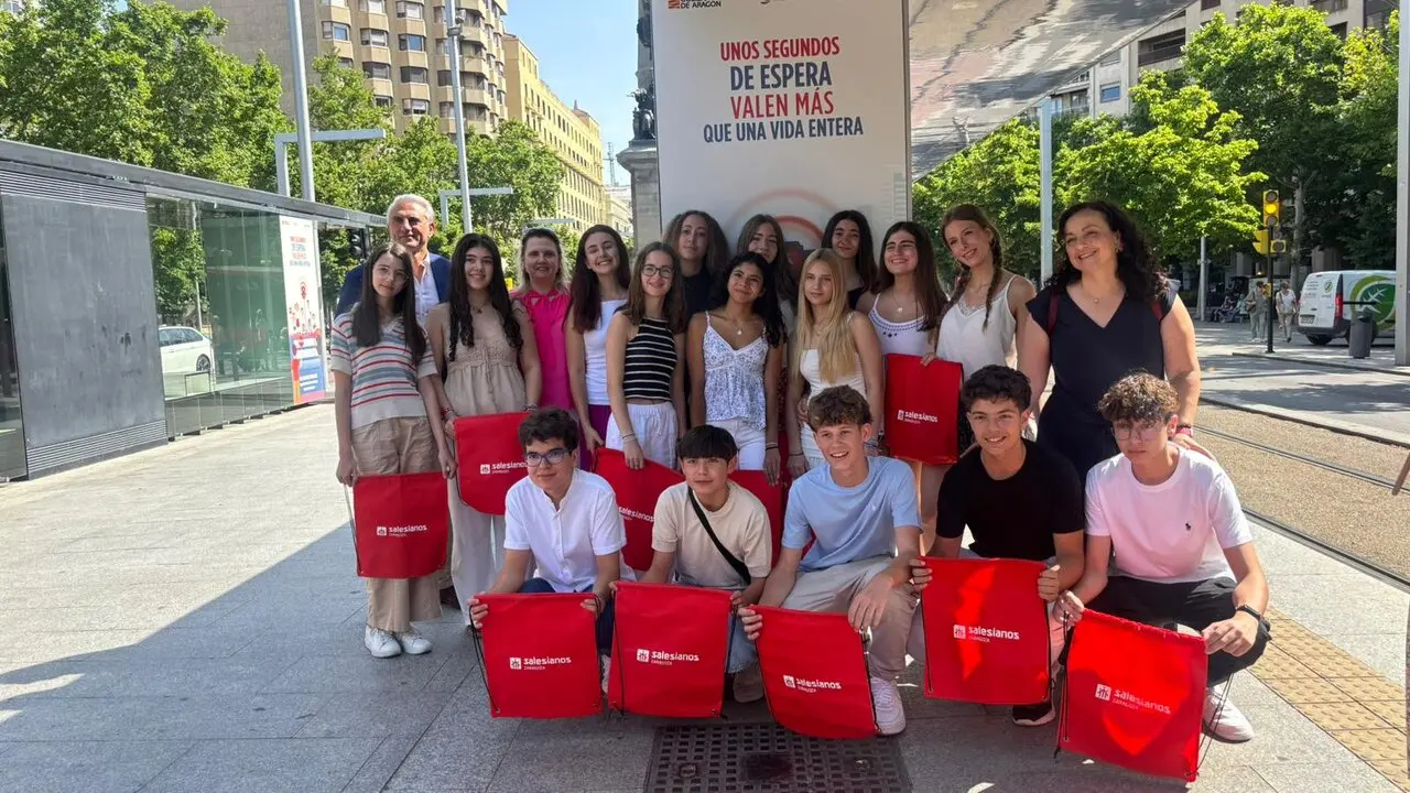 Colegio Salesianos junto a su cartel en Plaza Arag&oacute;n