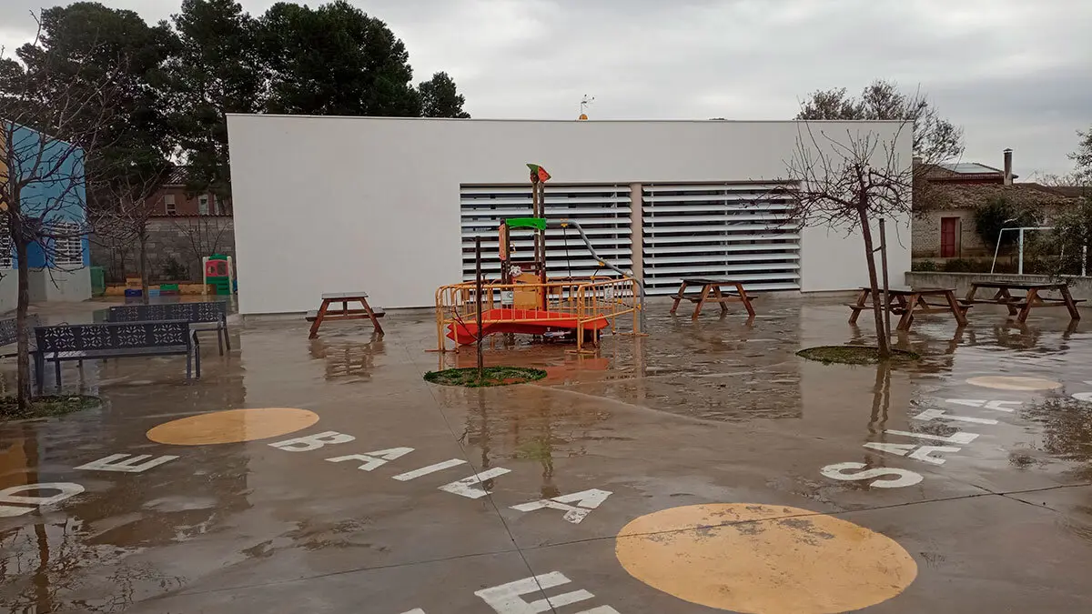 El patrio del colegio reducido tras la reforma con la sala polivalente al fondo