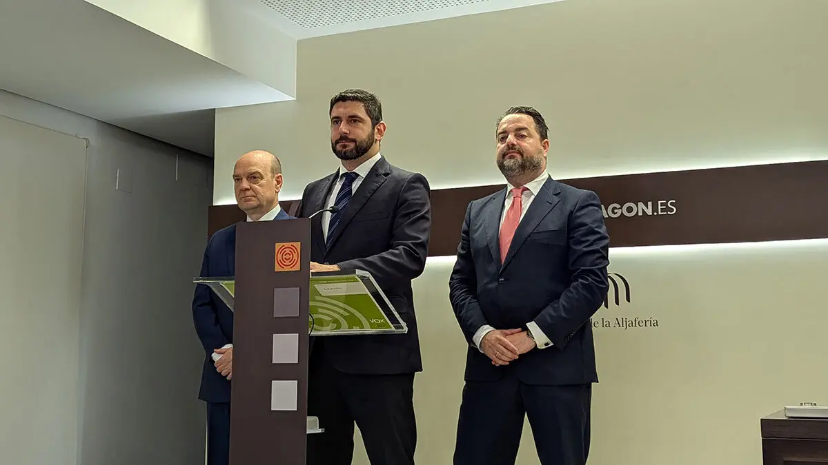 Nolasco (centro) comparece junto a los diputados Mor&oacute;n (izquierda) y Arranz