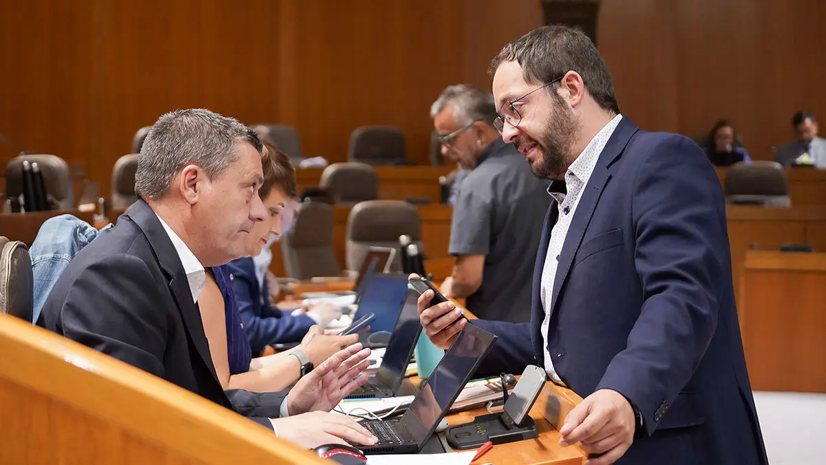Sab&eacute;s (izquierda) y &Aacute;ngel Peralta en el Pleno. Foto: Cortes de Arag&oacute;n