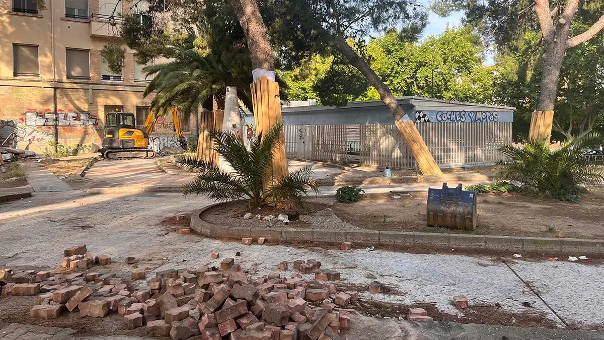 obras-parque-pignatelli-camas-elasticas-zona-juegos-infantiles-1