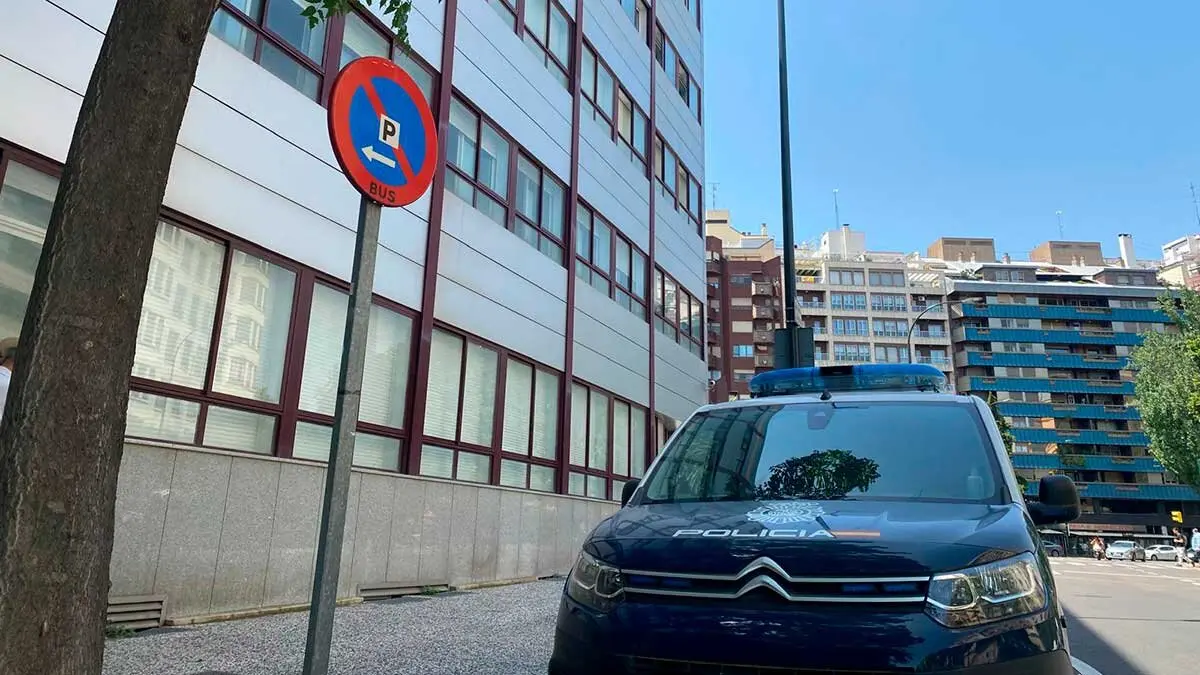 El profesor al que algunos padres de un colegio de Zaragoza han denunciado por supuestas agresiones sexuales ha sido apartado.