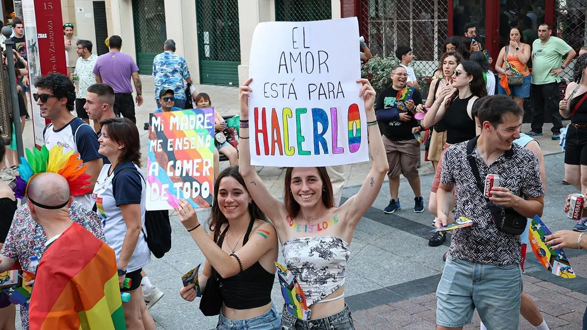 Y poco a poco, entre c&aacute;nticos reivindicativos y mucho compa&ntilde;erismo, la marea multicolor lo ha inundado todo hasta llegar a la plaza de Espa&ntilde;a. Foto: Pilar &Aacute;lvarez
