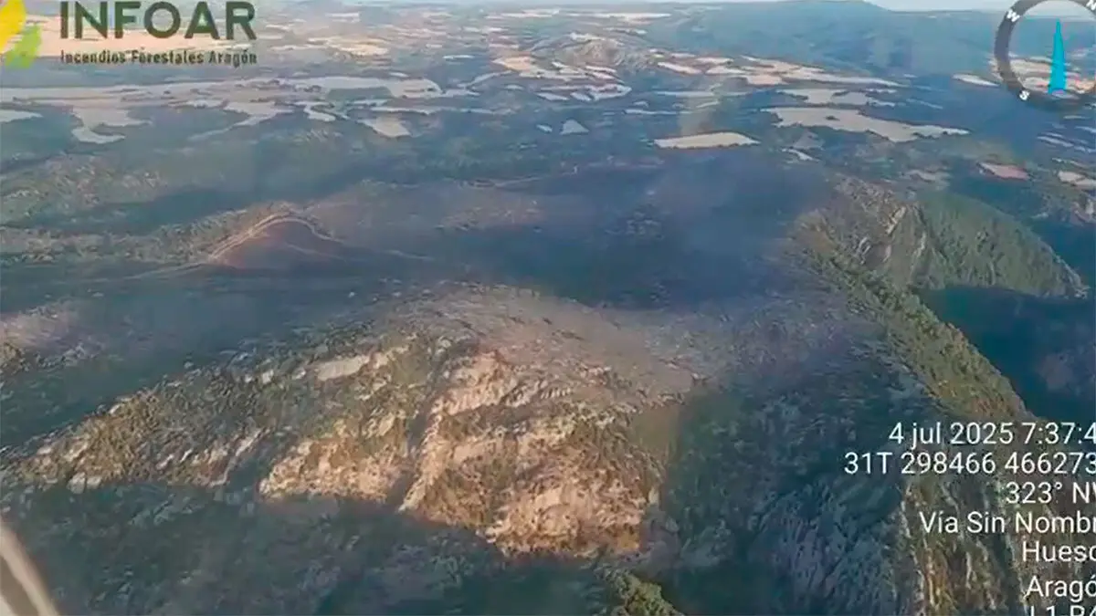 La superficie total afectada por el incendio de Tolva, en Huesca, vista desde el aire a primera hora de este viernes.