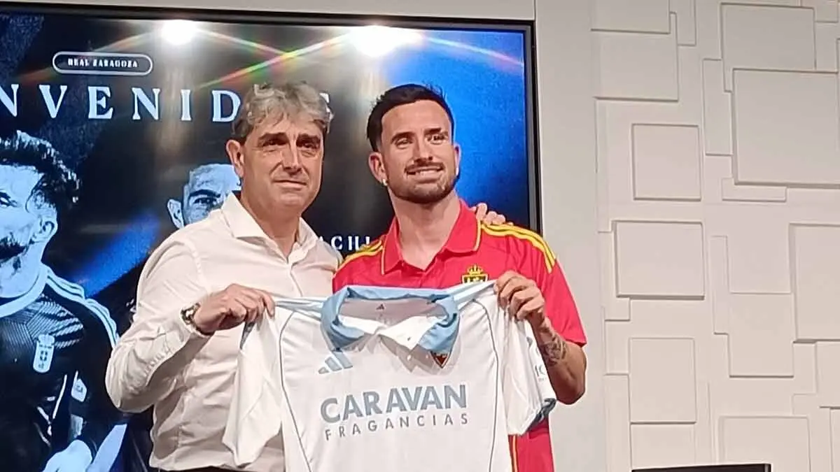 Moyano y Tachi ya han posado junto a Indias con la camiseta del Real Zaragoza. Foto: M.G.
