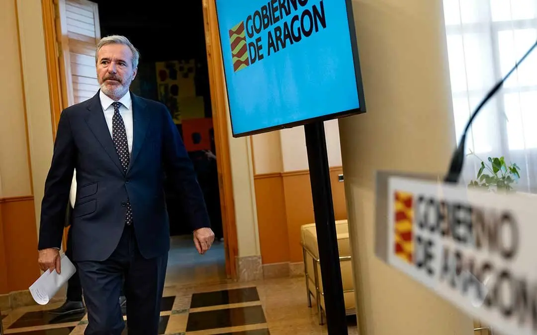 Jorge Azc&oacute;n, este martes, durante su entrada a la Sala de la Corona. Foto: Fabi&aacute;n Sim&oacute;n/ DGA