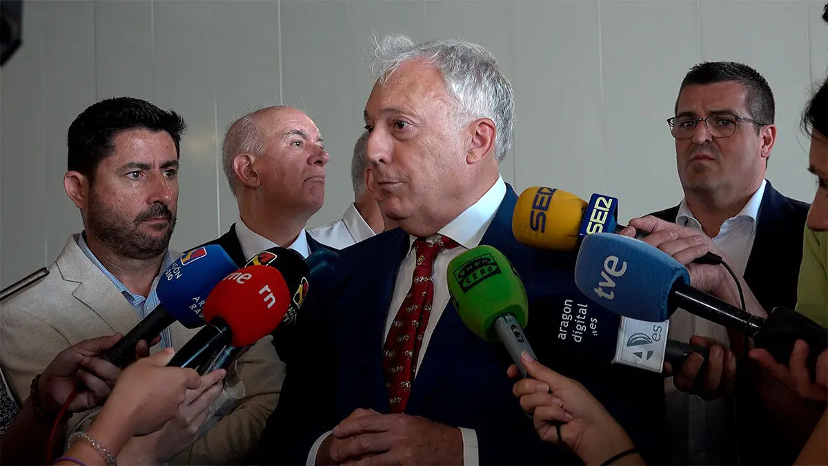 Octavio L&oacute;pez atiende a los medios. Foto: Lorena Lozano