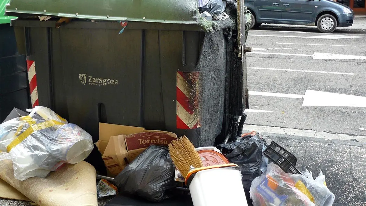 Basura depositada fuera del contenedor