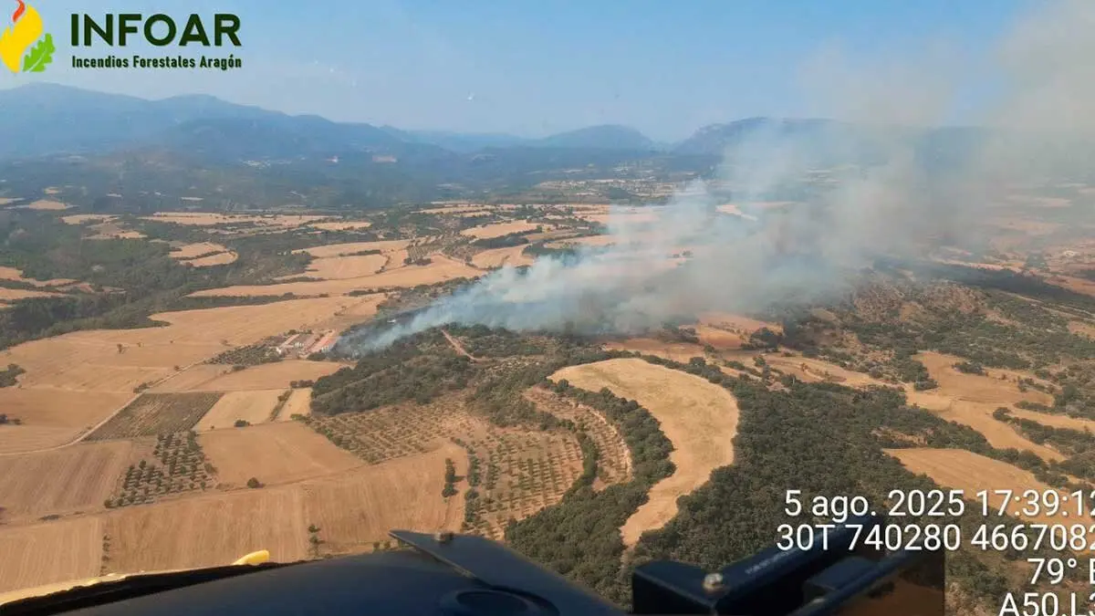 Vista a&eacute;rea del incendio declarado esta tarde en Huesca. Foto: Infoar