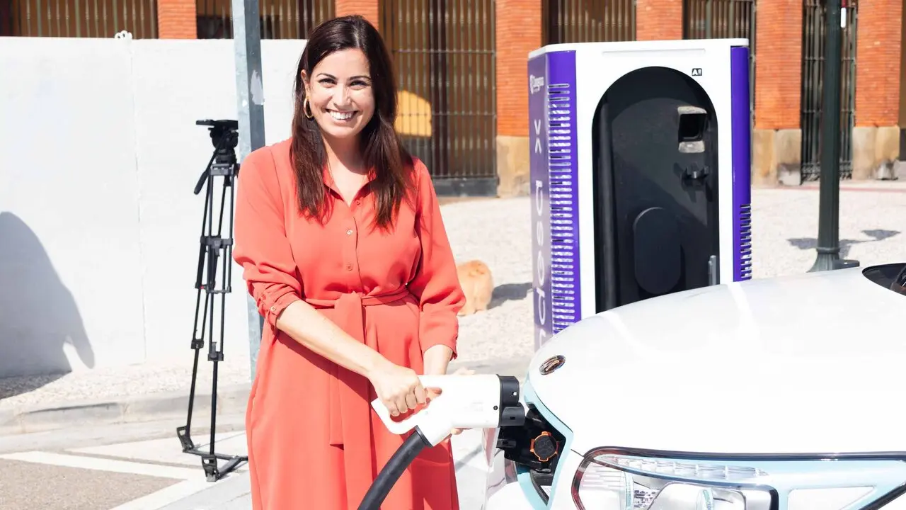 La responsable de Medio Ambiente y Movilidad, Tatiana Gaudes, recarga un coche el&eacute;ctrico