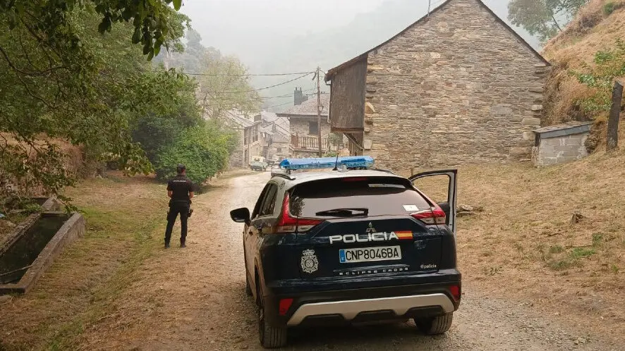 Polic&iacute;a en los incendios. (Foto: Ministerio Interior)