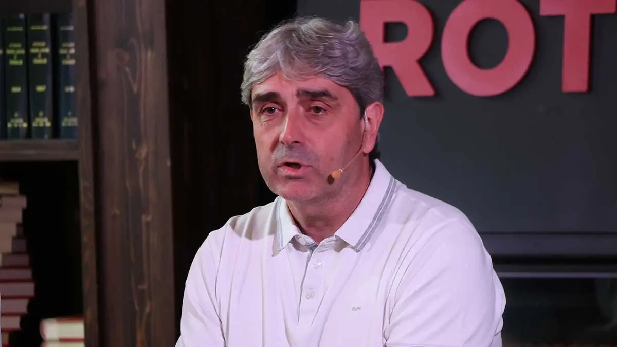 Txema Indias, director deportivo del Real Zaragoza, en una comparecencia durante el mercado de fichajes. Foto: Pilar &Aacute;lvarez