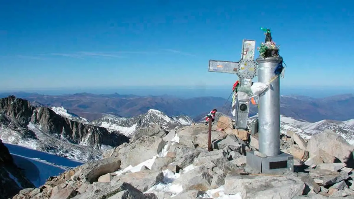 Aneto-cumbre-cruz-virgen-destacada-aramon