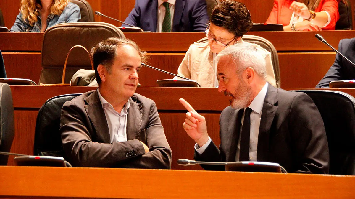 Berm&uacute;dez y Azc&oacute;n durante un Pleno. Foto: Pilar &Aacute;lvarez