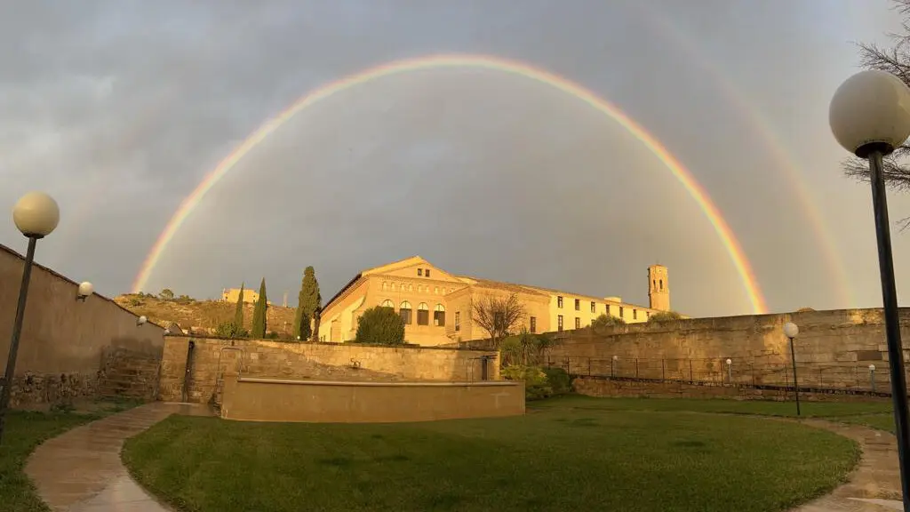 Monasterio de Rueda con arco-iris.Foto: Gheorghe-Stanica