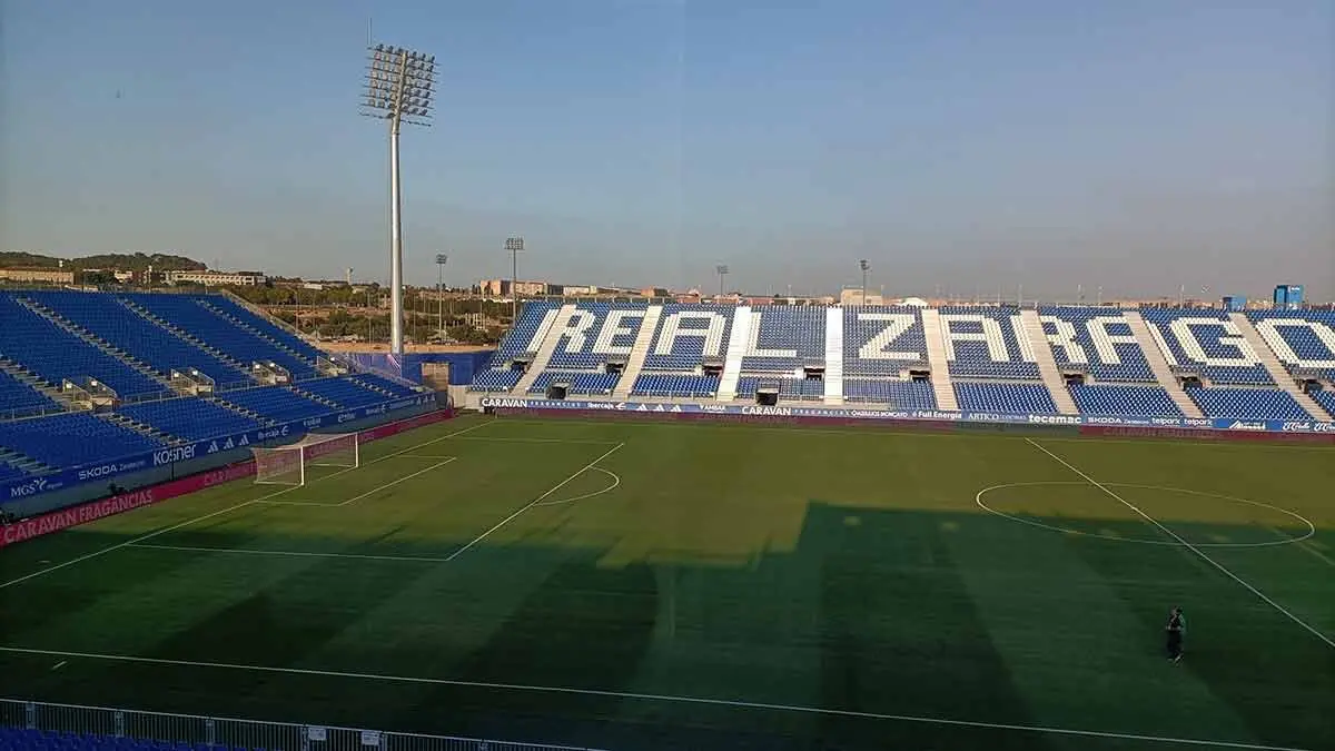 Cientos de aficionados acuden al estadio port&aacute;til del Real Zaragoza en tranv&iacute;a