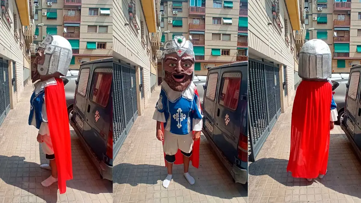 El nuevo cabezudo de la comparsa de Miralbueno, en Zaragoza, est&aacute; inspirado en San Jorge, patr&oacute;n de Arag&oacute;n.