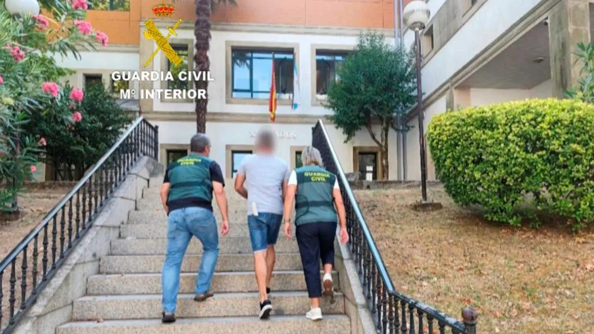Un hombre ha sido detenido en Pontevedra tras hacerse pasar por un santero que recomendaba a sus v&iacute;ctimas acostarse con &eacute;l. Fuente: Guardia Civil.