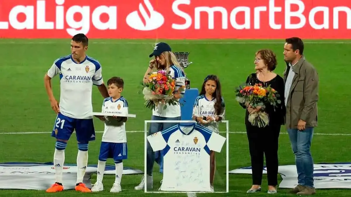 El excapit&aacute;n del Real Zaragoza Alberto Zapater, junto a su mujer y a sus hijos en su despedida