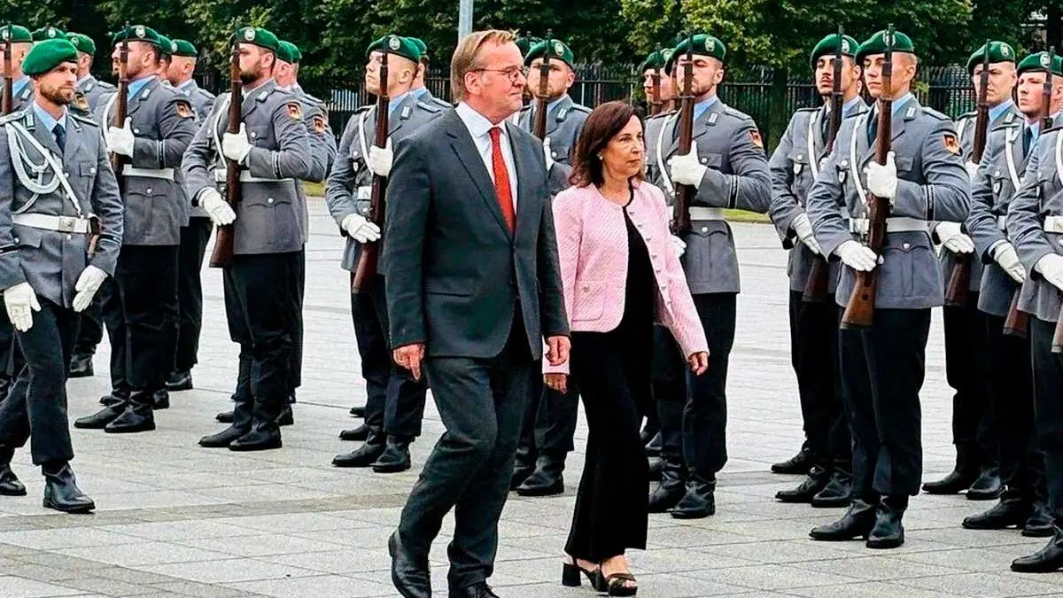 Robles y Pistorius este jueves en Berl&iacute;n. Foto: MDE