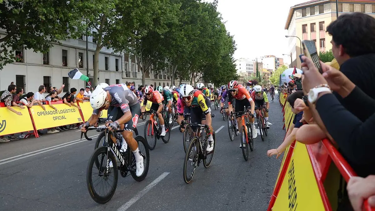 Metros finales de la etapa este s&aacute;bado en Zaragoza. Foto: Pilar &Aacute;lvarez