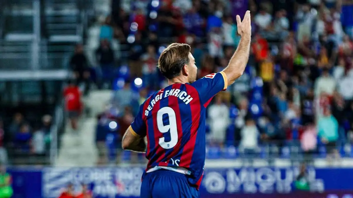 Enrich celebra el gol en el &uacute;ltimo instante que da la victoria. Foto: S.D. Huesca
