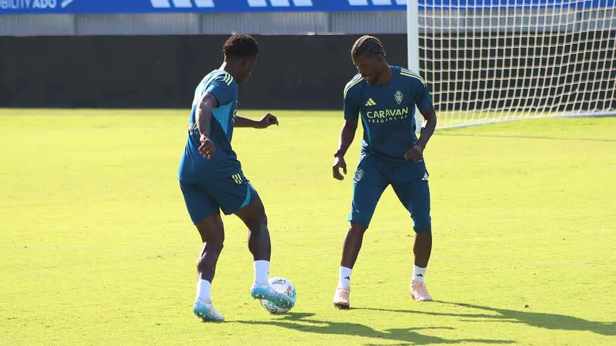 Saidu, junto a Akoukou, entrenan con el Real Zaragoza. Foto: Pilar &Aacute;lvarez