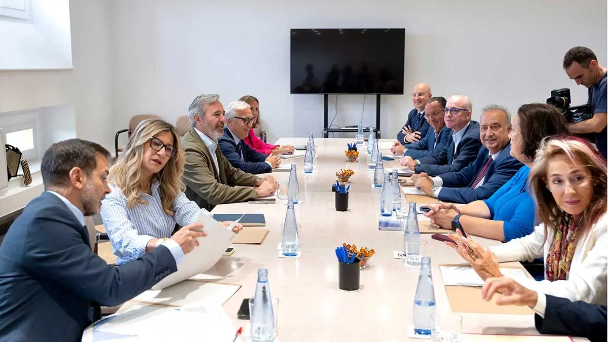 Reuni&oacute;n del Gobierno de Arag&oacute;n, con el presidente Azc&oacute;n, la vicepresidenta Vaquero y el consejero del ramo Rinc&oacute;n a la cabeza, con algunas de las principales empresas aragonesas del sector porcino. Foto: DGA/ Fabi&aacute;n Sim&oacute;n