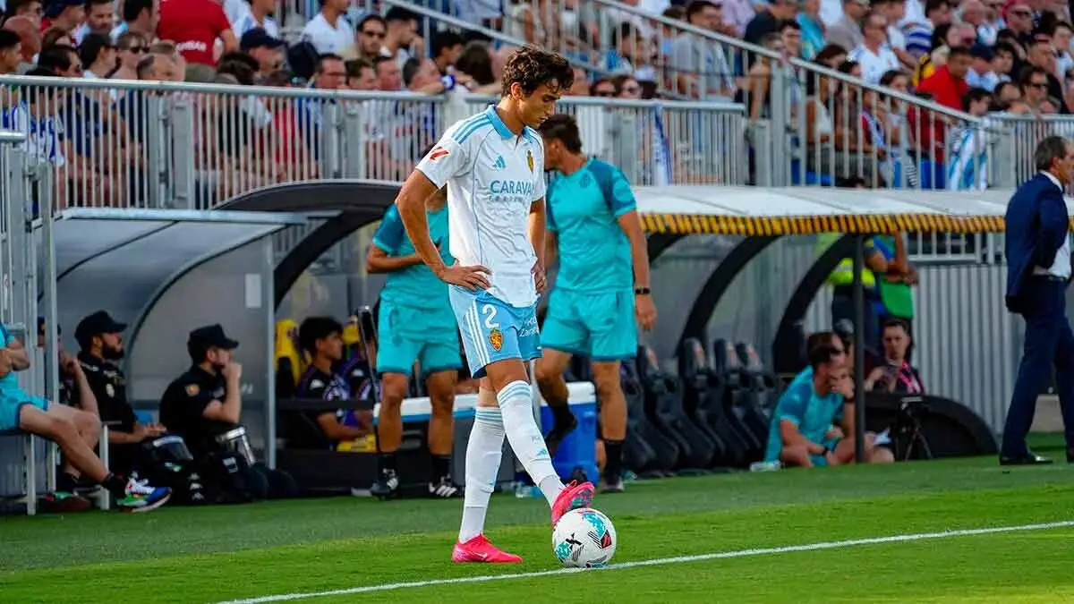 Juan Sebasti&aacute;n pisa la pelota durante el Real Zaragoza - Valladolid. Foto: Miriam Aparicio