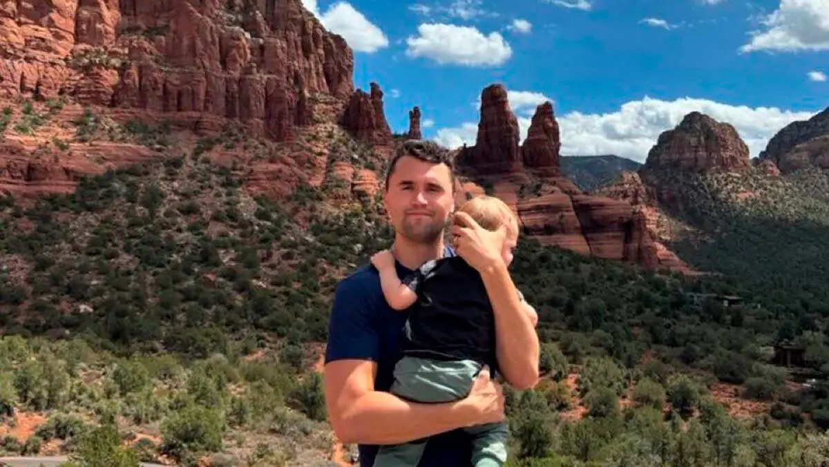 Charlie Kirk, con su hijo, en una foto de su perfil de Twitter (X).