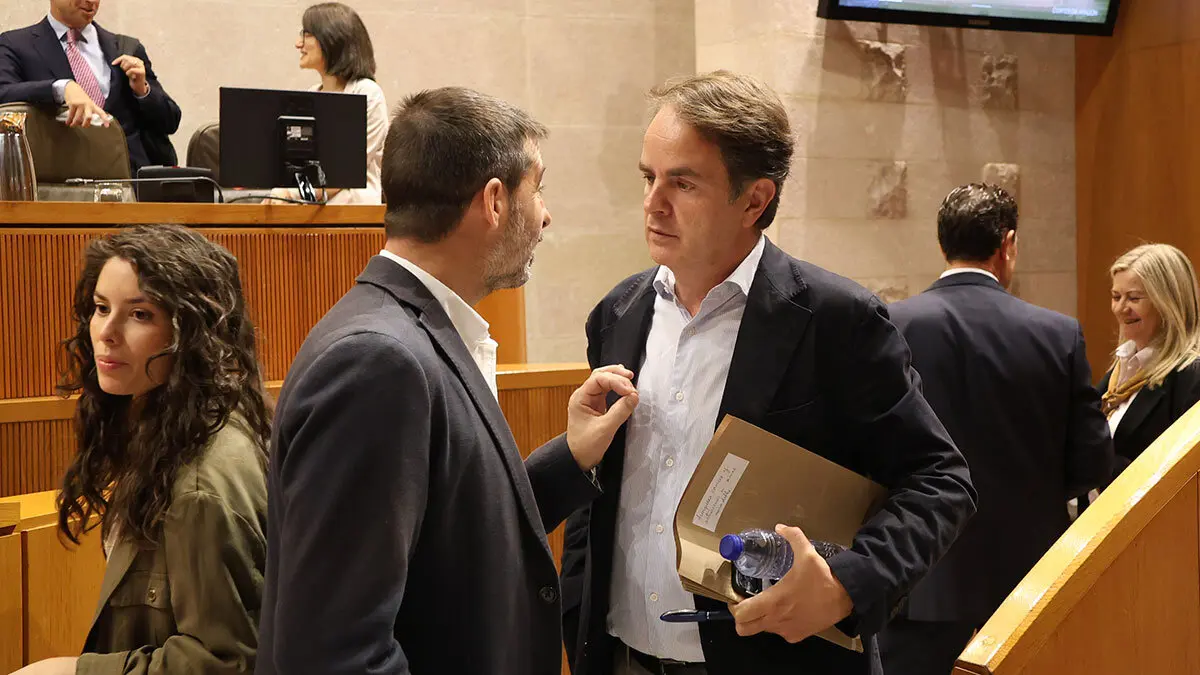 El consejero (derecha) junto a &Aacute;lvaro Sanz, de IU. Foto: Pilar &Aacute;lvarez