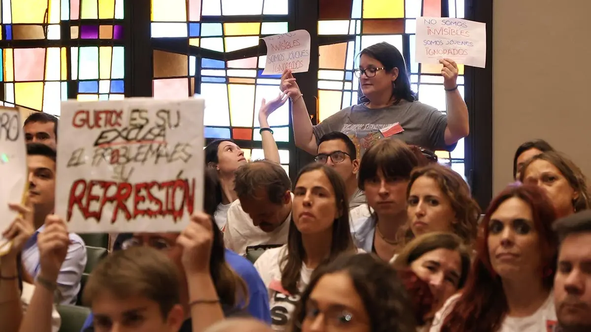 Protesta de personas de la Casa de Juventud en el Pleno de Zaragoza