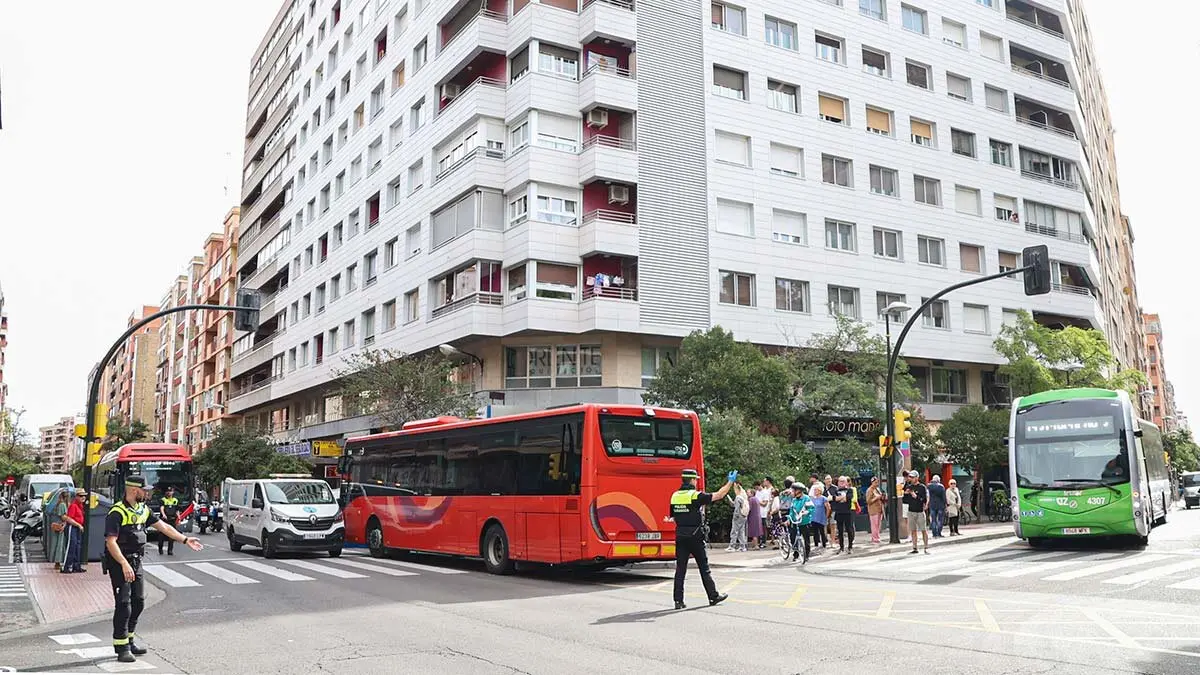 Las balizas lum&iacute;nicas se instalar&aacute;n en la avenida Valencia de Zaragoza. En la foto, el cruce donde se produjo el atropello mortal este mi&eacute;rcoles. Foto: P. A.