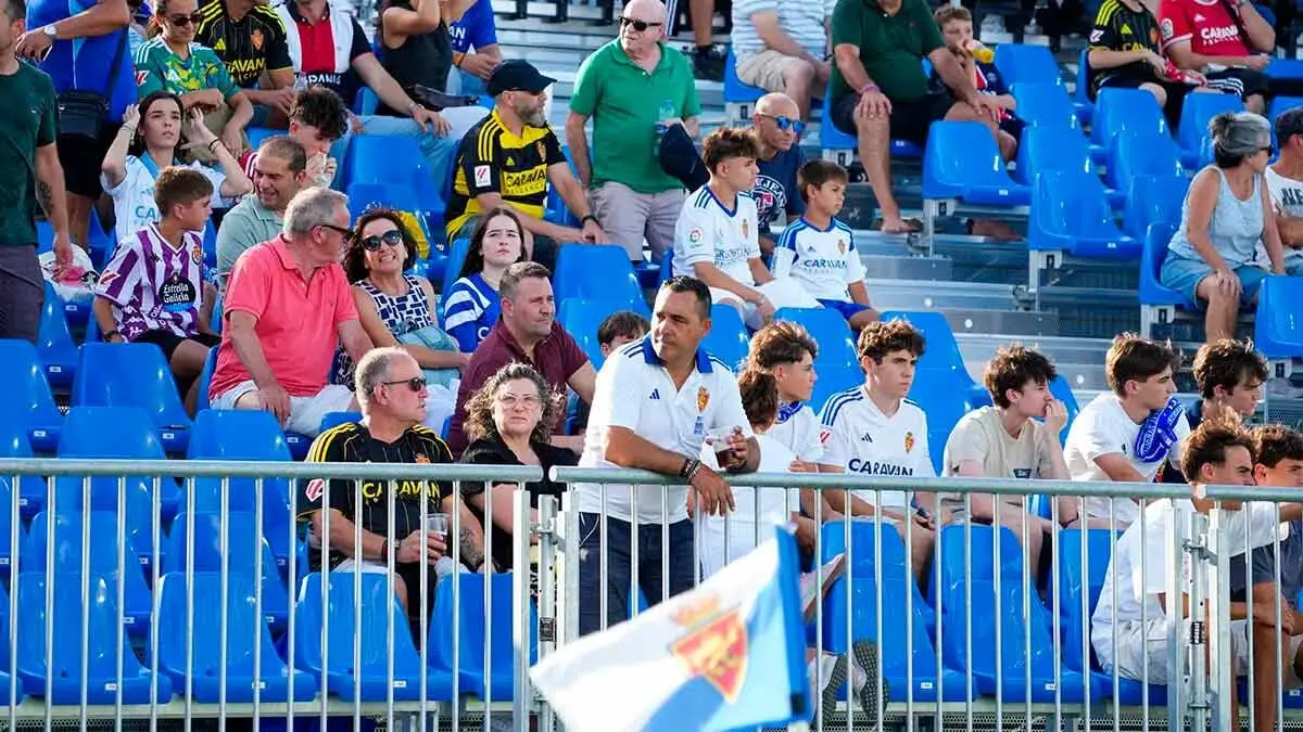 Miles de aficionados siguen d&aacute;ndose cita para animar al Real Zaragoza. Foto: Miriam Aparicio