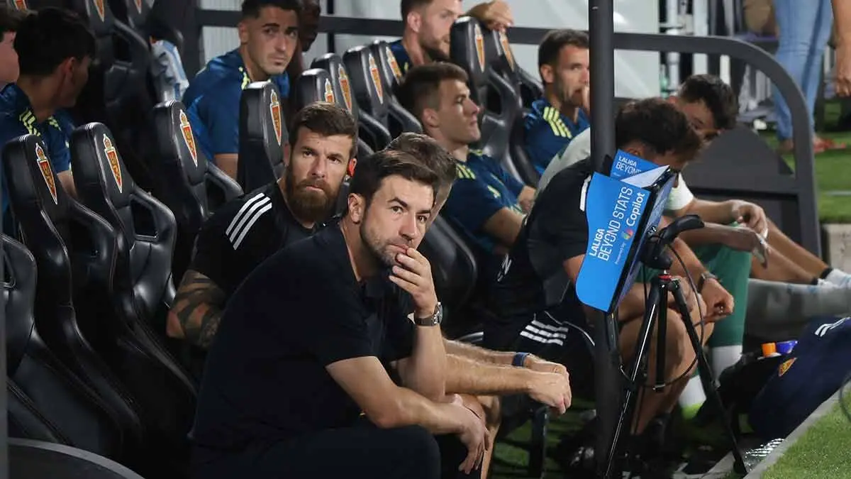 Gabi, en primer plano, en el Real Zaragoza - Andorra, con Bazdar detr&aacute;s en el banquillo. Foto: Pilar &Aacute;lvarez
