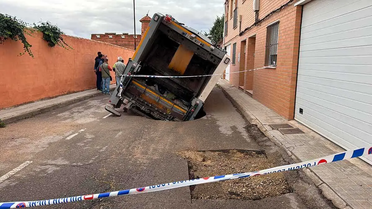El cami&oacute;n de la basura ha quedado hundido en la calzada de una calle de Teruel esta madrugada.