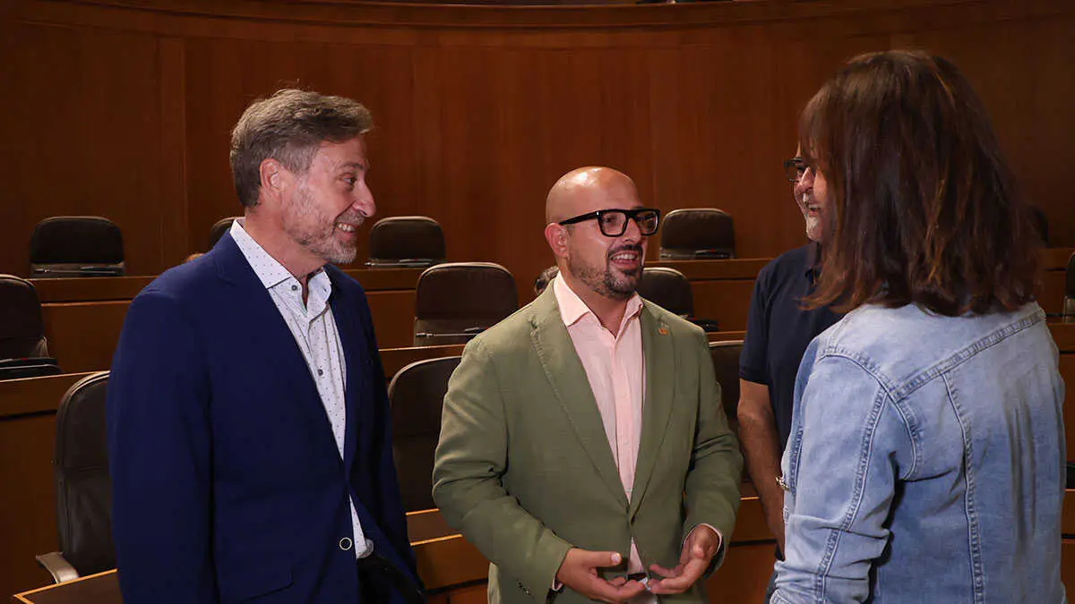 Izquierdo, del PAR (centro), habla con los diputados de CHA. Foto: Pilar &Aacute;lvarez