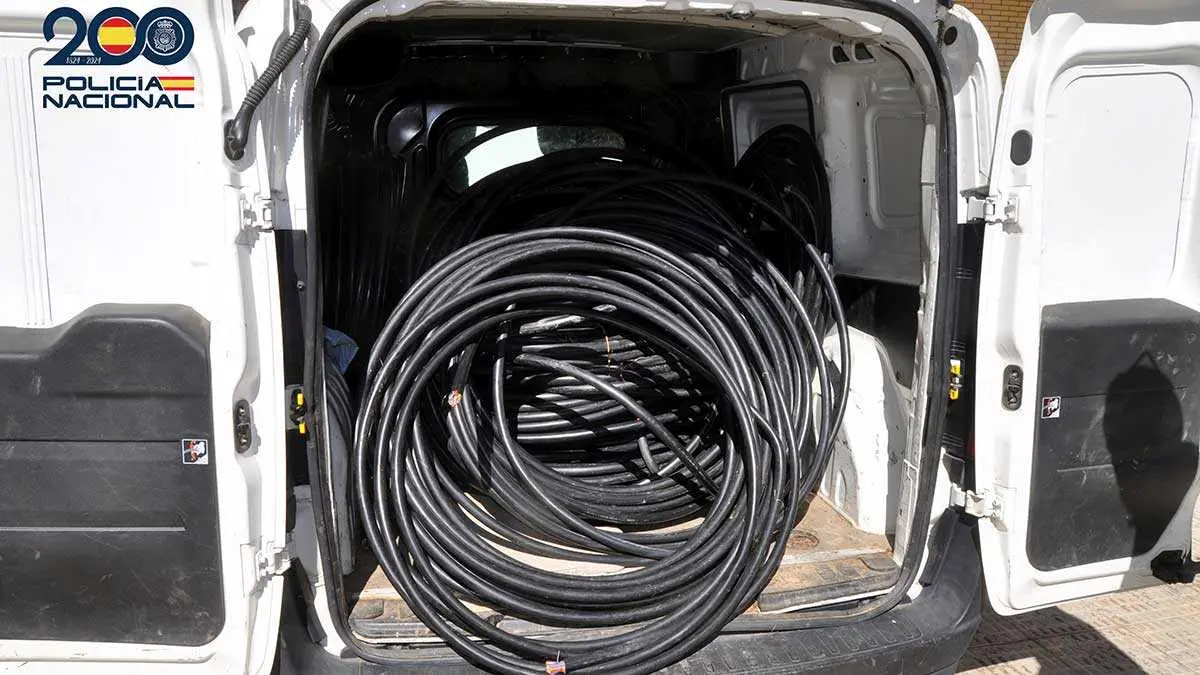 Parte del cableado recuperado por la Polic&iacute;a Nacional a los tres individuos pillados in fraganti en Cuarte.