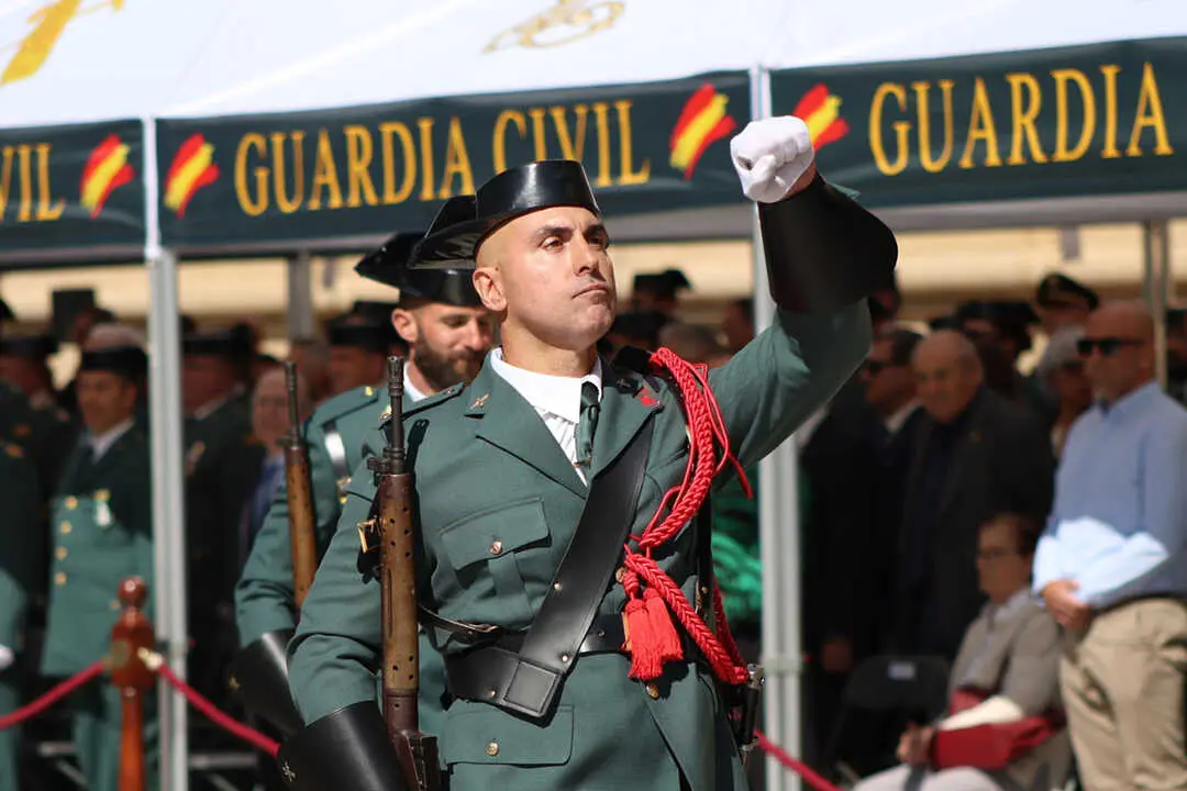 El acto en la plaza del Pilar ha incluido el tradicional Desfile de Fuerzas de la Guardia Civil de Arag&oacute;n. Foto: P. A.