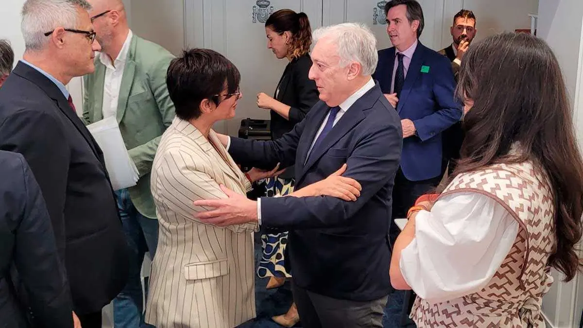 Octavio L&oacute;pez junto a la ministra de Vivienda, Isabel Rodr&iacute;guez, en Madrid. Foto: DGA