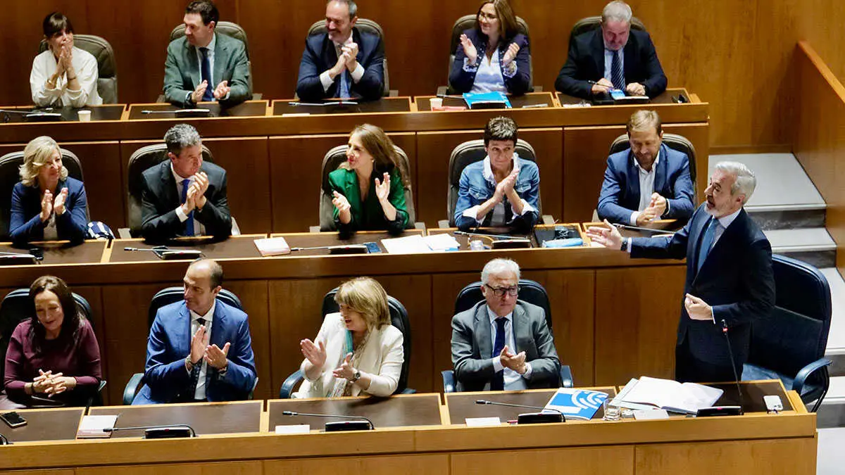 Azc&oacute;n contesta a Nolasco. Foto: Fabi&aacute;n Sim&oacute;n (DGA)