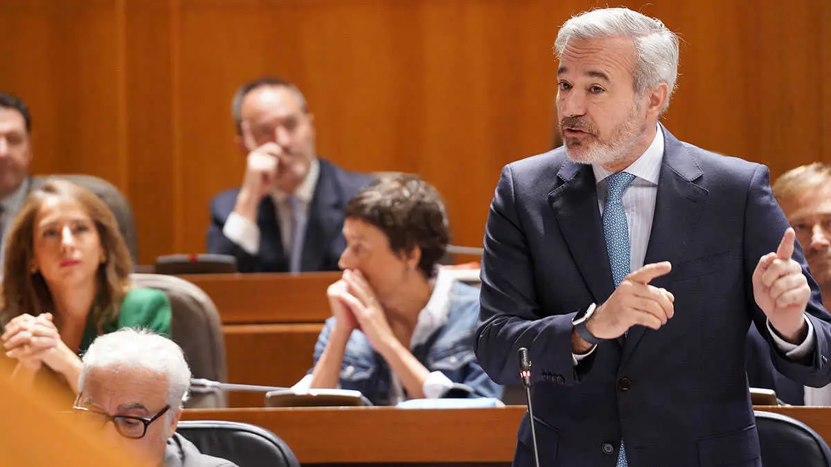 Azc&oacute;n en una contestaci&oacute;n al socialista Sab&eacute;s. Foto: Cortes de Arag&oacute;n