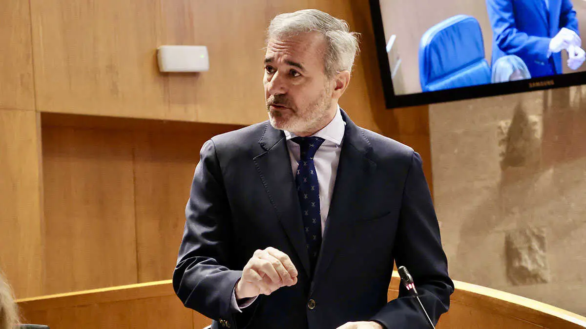 El presidente Azc&oacute;n durante un Pleno. Foto: Pilar &Aacute;lvarez