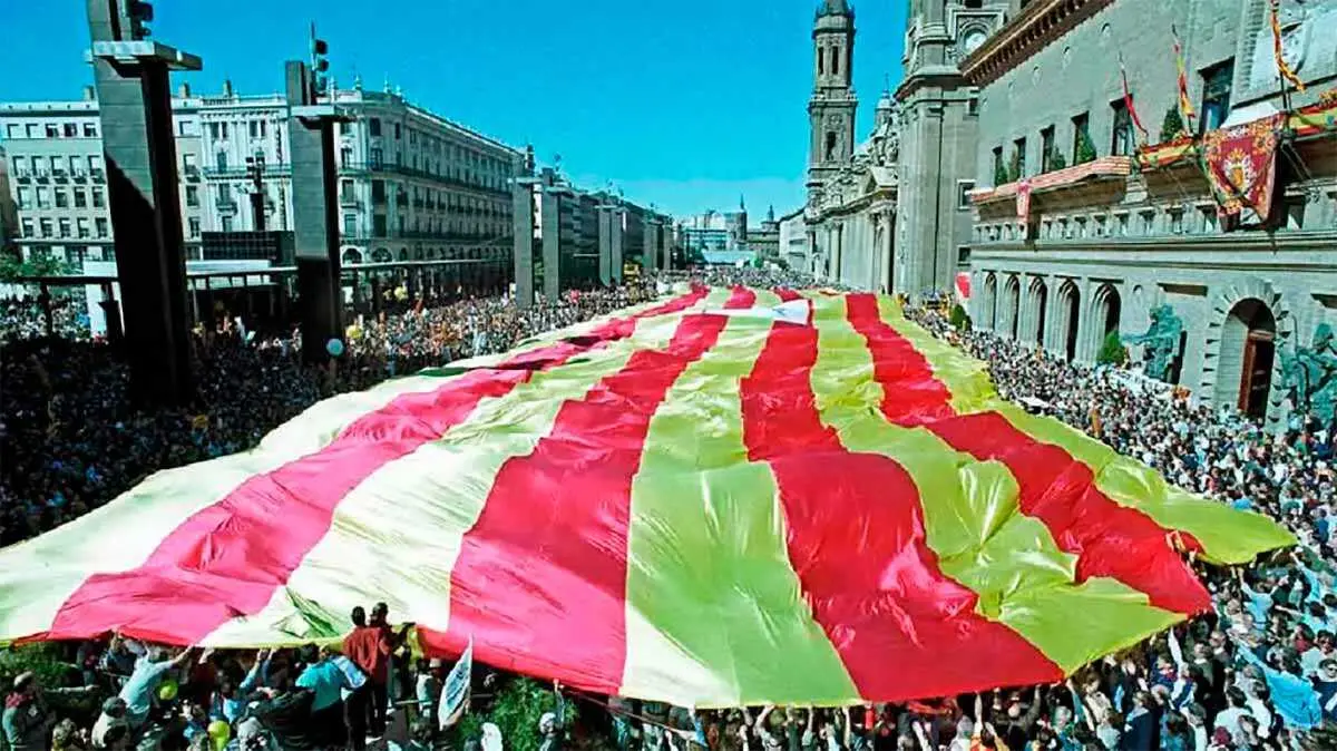 La manifestaci&oacute;n contra el Plan Hidrol&oacute;gico Nacional congreg&oacute; a m&aacute;s de 300.000 personas en Zaragoza en el a&ntilde;o 2000. Foto:  Rogelio Allepuz